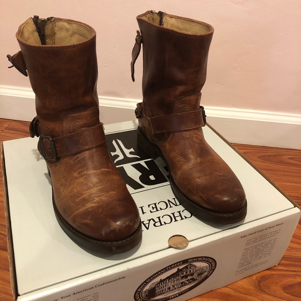 FRYE Veronica back zip short boots 5.5